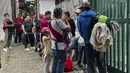 Turis menunggu di luar stasiun kereta Machu Picchu setelah layanan kereta api dihentikan karena kerusakan yang diduga disebabkan oleh pengunjuk rasa di Machu Picchu, Peru, Sabtu (21/1/2023). Ratusan orang, kebanyakan orang asing, saat ini terjebak di kaki benteng Inca abad ke-15. (Photo by Carolina Paucar / AFP)