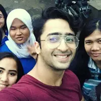Shaheer Sheikh foto bersama dengan para penggemar (Instagram/@shaheernawaz)