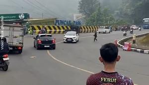 Detik-Detik Mobil Dikepung Pemotor di Puncak Cianjur