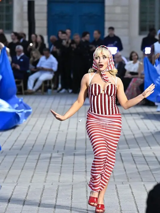 Pada tanggal 23 Juni 2024 kemarin, Sabrina Carpenter berjalan di Place Vendome untuk menghormati acara yang diadakan oleh majalah tersebut. [Foto: Instagram/journa_mode]