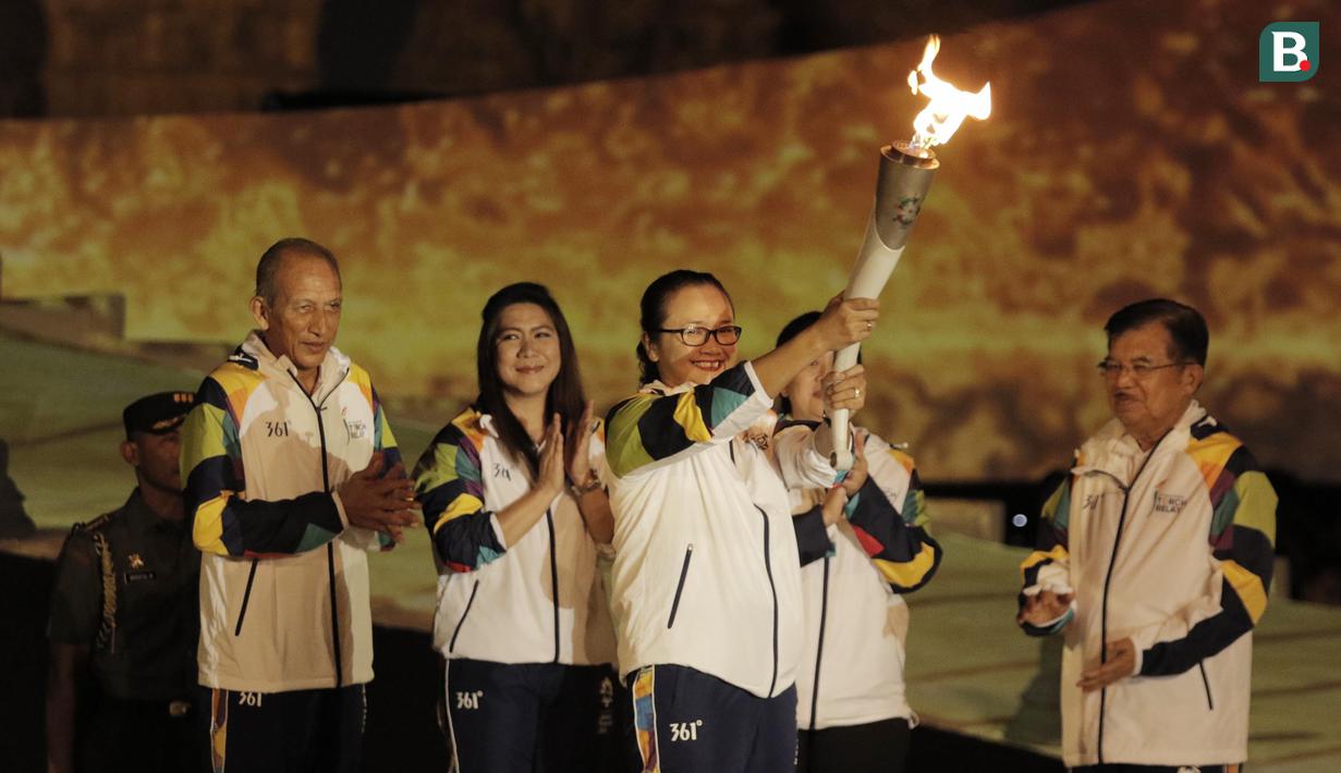 Pebulutangkis asal Yogyakarta, Kinarsih, saat prosesi kirab obor di Candi Prambanan, Rabu (18/7/2018). Api obor Asian Games tersebut akan dibawa mengelilingi 18 provinsi. (Bola.com/M Iqbal Ichsan)