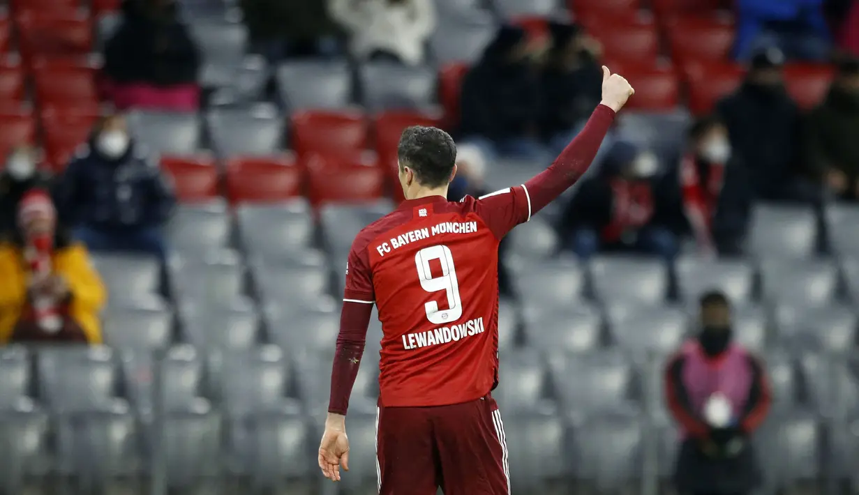 Meski gagal menyabet gelar Ballon d'Or, Robert Lewandowski melewati tahun 2021 dengan luar biasa lewat kontribusinya di Bayern Munchen. Hal tersebut menghasilkan pendapatan yang bagus lewat penjualan kaosnya dengan terjual sebanyak 0,97 juta. (AFP/Michaela Rehle)