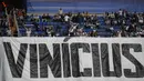 Banner bertuliskan Vinicius terpasangan pada laga lanjutan Liga Spanyol 2022/2023 antara Real Madrid melawan Rayo Vallecano pada Kamis (25/05/2023) dini hari WIB. Los Blancos memberikan aksi solidaritas sebelum laga tersebut setelah pemain Brasil itu menjadi korban rasisme pada Minggu (21/05/2023) lalu. (AP Photo/Manu Fernandez)