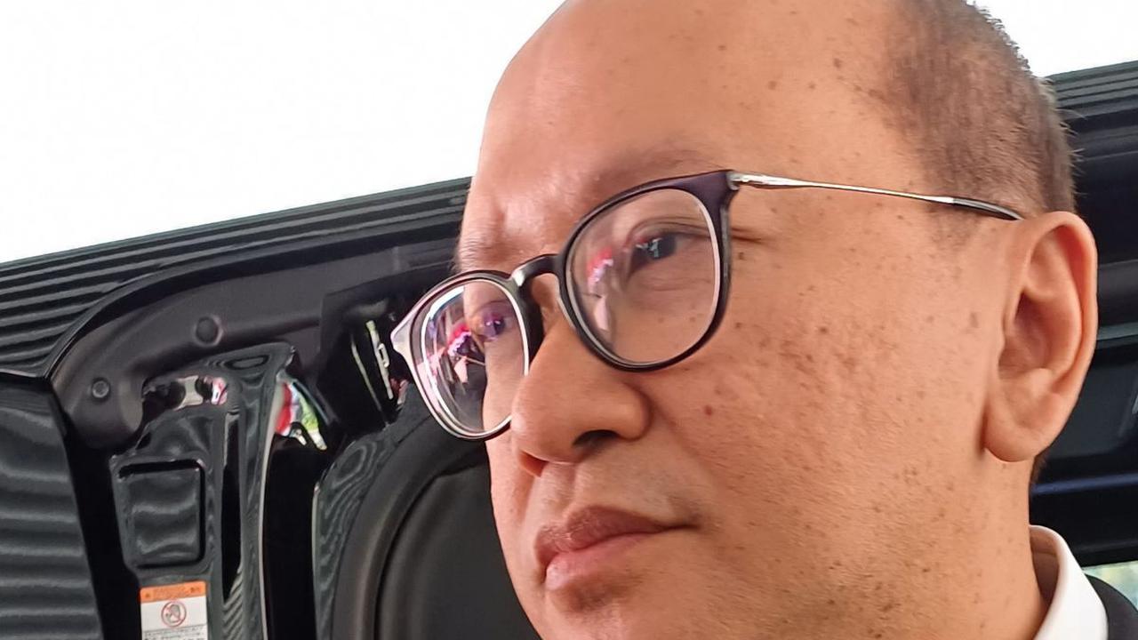 "Mohon maaf saya agak heng karena baru sampai dari Amerika kemarin. Belum tidur juga," ujar Rosan di Kantor Kementerian BUMN, Jakarta, Senin (17/7).
