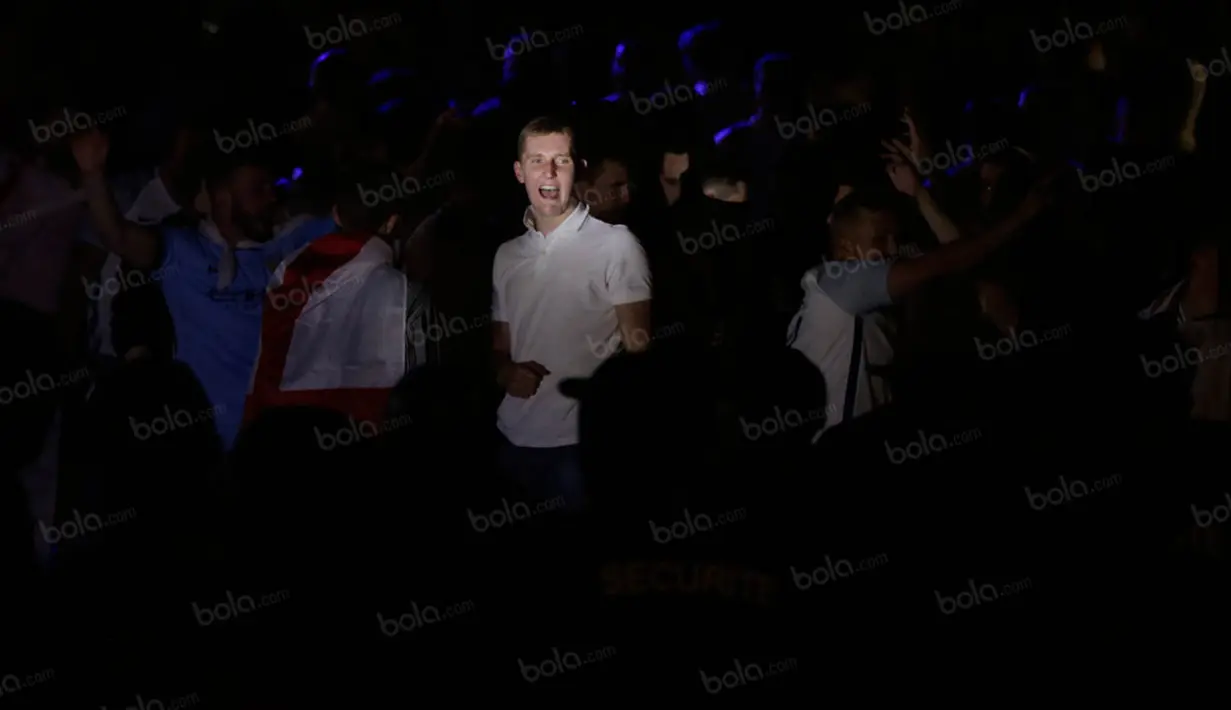Suporter Inggris menutup kehadiran mereka di Piala Eropa 2016 melalui bentrokan dengan polisi Prancis di fan zone Kota Paris. (Bola.com/Vitalis Yogi Trisna) 