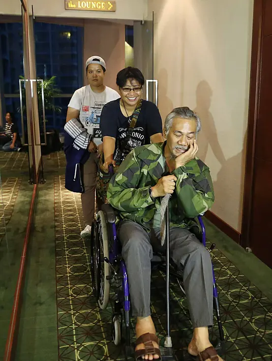 Sekitar dua bulan silam aktor senior, Tio Pakusadewo (54) mengalami kecelakaan saat mengendari motor dua bulan silam. Kendaraan yang ditumpangi itu ditabrak mobil. Luka serius di bagian paha hingga mendapat 30 jahitan. (Nurwahyunan/Bintang.com)