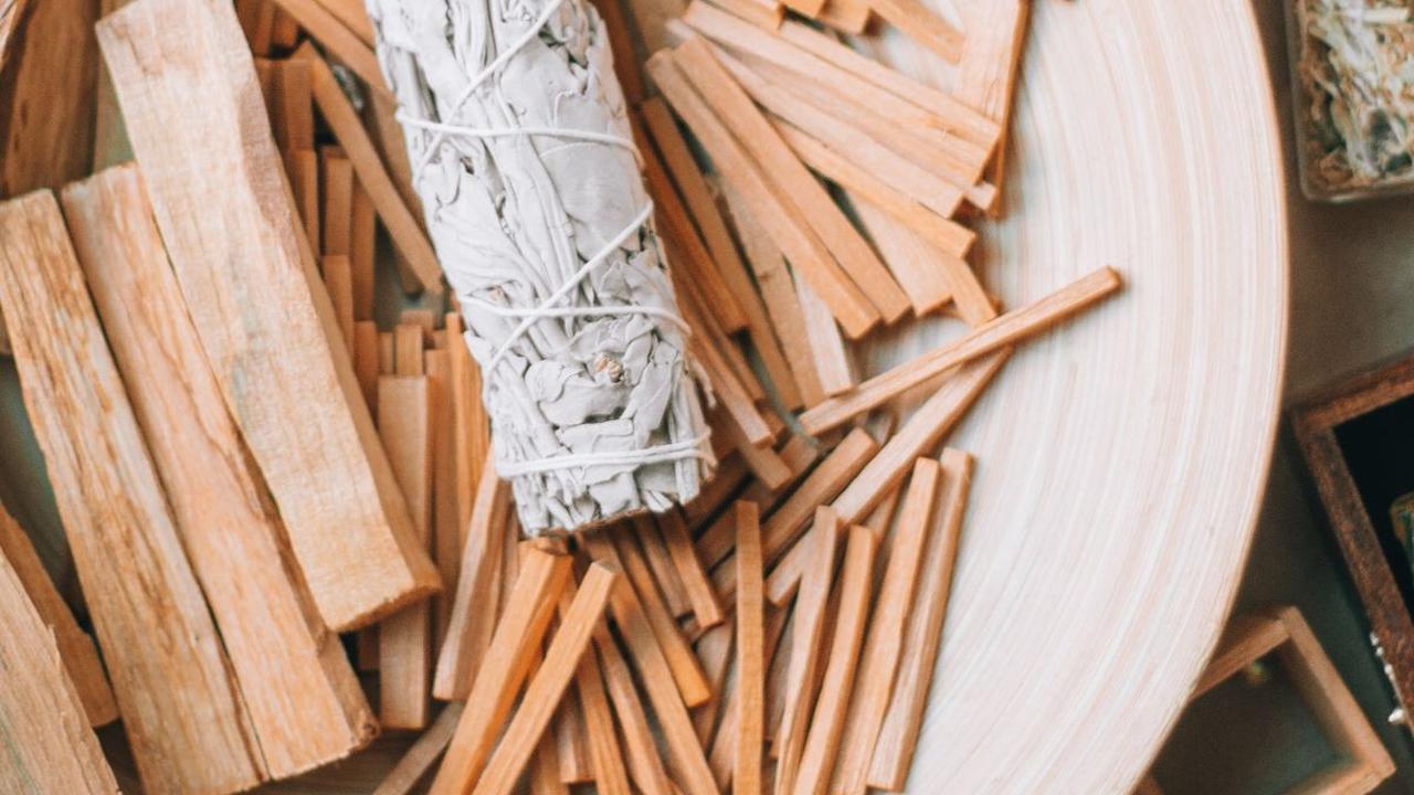 9. Cendana<br>Pohon cendana memiliki jantung kayu yang mengeluarkan aroma harum. Saat ini minyak cendana dari Indonesia yang paling baik untuk dibuat bahan parfum atau kosmetik.