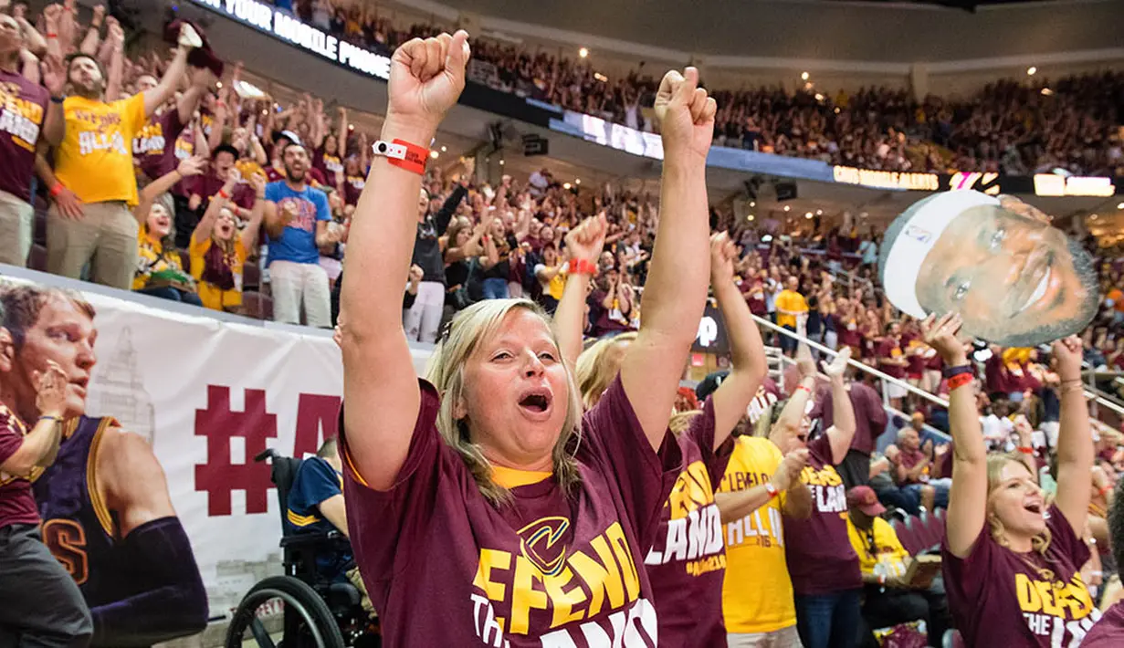 Keberhasilan Cleveland Cavaliers juara juga dilakukan di Quicken Loans Arena yang merupakan markas mereka. Para fans merayakan gelar juara NBA setelah tahun lalu gagal karena kalah di final. (AFP/Jason Miller)