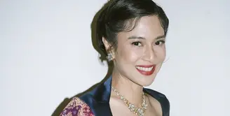 Dian Sastrowardoyo memiliki gaya berpakaian yang mempunyai ciri khas tersendiri. Kali ini ia tampil dengan kebaya yang begitu unik. [Foto: Dian Sastrowardoyo/ Instagram]