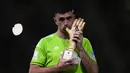 Kiper terbaik Piala Dunia 2022 jatuh ke tangan Emiliano Martinez. Penjaga gawang asal Aston Villa itu membukukan tiga clean sheet dan delapan kali kebobolan dari tujuh partai. (AP Photo/Manu Fernandez)