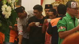Sejumlah perwakilan sopir truk se-Indonesia menikmati minuman saat diterima oleh Presiden Jokowi di Istana Negara, Jakarta, Selasa (8/5). Pertemuan diisi dengan dialog santai sekaligus mendengar masukan dari para sopir. (Liputan6.com/Angga Yuniar)