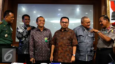 Menteri LHK (ad interim) Sudirman Said (tengah) usai berkoordinasi dengan sejumlah pihak di Kementerian LHK, Jakarta, Sabtu (5/9/2015). Pemerintah berupaya mengatasi kebakaran hutan dan lahan di Sumatera dan Kalimantan. (Liputan6.com/Yoppy Renato)