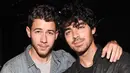 Meski tak bisa hadir di acara pertunangan Nick Jonas dan Priyanka Chopra, Joe dan Kevin Jonas pun tetap berbahagia dengan menulis pesan cinta untuk mereka di Instagram. (instagram/joejonas)