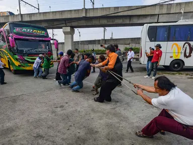 Peserta mengikuti lomba menarik bus di Terminal Lebak Bulus, Jakarta, Senin, 17 Agustus 2026. (KLY/ Arie Basuki)