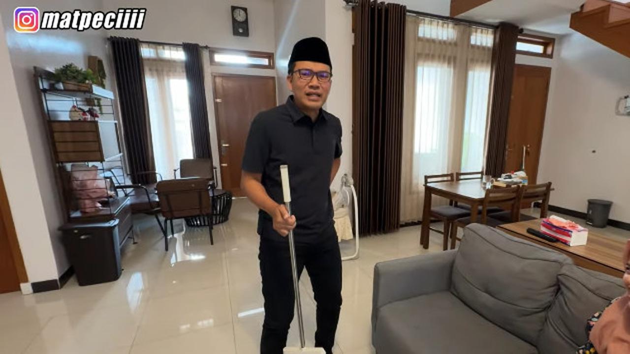 Miliki Istri Dua, Mat Peci Sampai Sakit Pinggang Jalan Pakai Tongkat Sapu