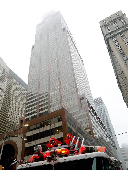 Penampakan gedung pencakar langit yang ditabrak sebuah helikopter di pusat Manhattan, New York, Amerika Serikat, Senin (10/6/2019). Warga dalam gedung mengaku merasakan guncangan kuat. (AP Photo/Mark Lennihan)