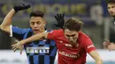 Penyerang Inter Milan, Alexis Sanchez berusaha merebut bola pemain Fiorentina, Federico Chiesa  pada pertandingan perempat final Coppa Italia di stadion San Siro, Milan, Italia, Rabu (29/1/2020). Inter Milan berhasil menekuk Fiorentina dengan skor 2-1. (AP Photo/Luca Bruno)