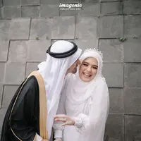 "Kayak kamu di depan aku sama Ima kayak kikuk nggak. Bingung kayak 'ngomong apa lagi ya, ngomong apa lagi ya' kayak gitu. Terus aku nyolek-nyolek Ima kayak 'mah ngobrol mah ngobrol'," ucap Vebby. (Instagram/vebbypalwinta)