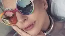 Lady Gaga identik dengan kata 'unik'. Tak terkecuali kacamata miliknya dengan gradasi warna yang unik pula. (via instagram/@ladygaga)