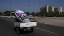 Sebuah truk pickup melewati Revolution Square yang benar-benar sepi dari turis, di Havana, Kuba, pada  2 Maret 2021. Karibia membutuhkan kedatangan wisatawan untuk menggerakkan kembali roda ekonomi di salah satu kawasan di dunia yang bergantung dengan sektor pariwisata. (AP Photo/Ramon Espinosa)