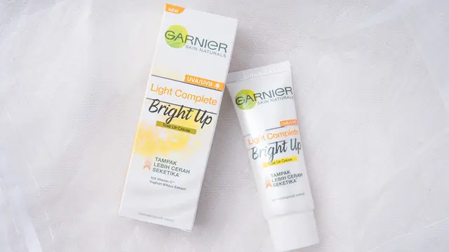 Krim Pencerah Wajah Super Instan dari Garnier