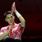 Tunggal putra Indonesia, Jonatan Christie, memakai wristband saat melawan Chico Aura Dwi Wardoyo pada partai final tunggal putra Indonesia Masters 2023 di Istora Gelora Bung Karno, Senayan, Jakarta, Minggu (29/1/2023). Jojo sukses mengunci gelar juara setelah menaklukkan Chico dua game langsung dengan skor 21-15, 21-13.(Bola.com/M Iqbal Ichsan)