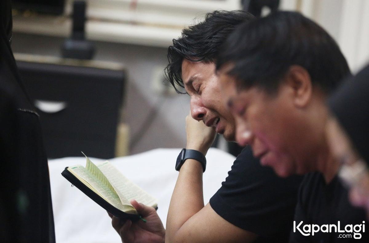 10 Potret Sonny Septian di Pemakaman Sang Bunda, Tak Kuasa Bendung Air Mata - Ikut Turun ke Liang Lahat Meski Masih Pakai Penyangga Leher