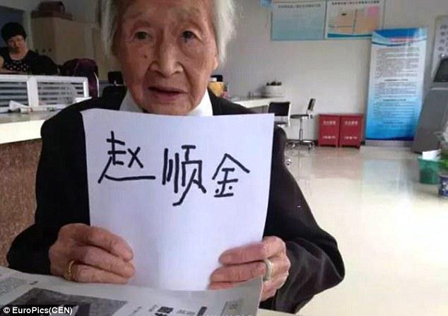 Nenek Zhao bisa memuliskan namanya sendiri di usianya yang ke 100 tahun | Photo: Copyright dailymail.co.uk