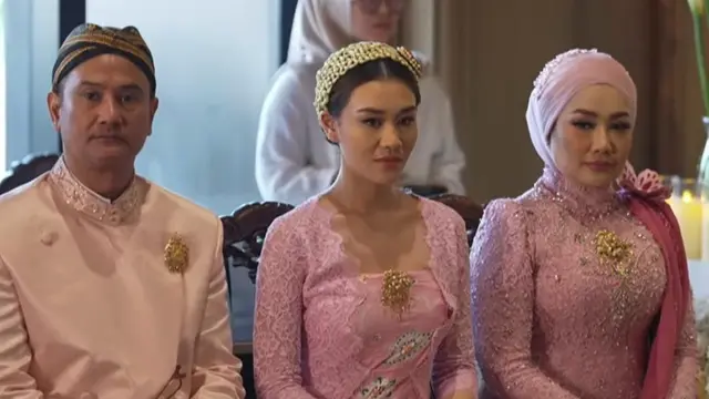 6 Potret Siraman Aaliyah Massaid Dibalut Roncean Melati-Kain Jumputan, Mudjie Massaid Turut Gendong Gantikan Mendiang Adjie Massaid