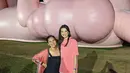 Raline Shah yang hoby travelling tentu punya banyak pilihan oufit liburan fashionable. Salah satunya dengan memadukan oversized shirt pink dan mini skirt [@ralineshah]