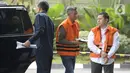 Mantan Komisioner KPU, Wahyu Setiawan dan staf Sekjen PDIP Hasto Kristiyanto, Saeful Bahri  tiba di Gedung KPK, Jakarta, Rabu, (5/2/2020). eduanya diperiksa sebagai saksi terkait kasus dugaan penerimaan hadiah atau janji penetapan anggota DPR Terpilih 2019-2024. (merdeka.com/Dwi Narwoko)