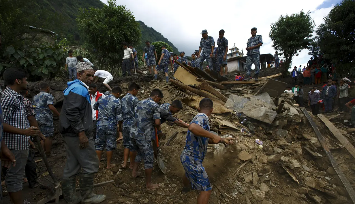Tim SAR saat mencari korban yang tertimbun bangunan pasca longsor di Desa Lumle, Nepal (30/7/2015). Tanah longsor yang dipicu hujan deras tersebut menewaskan sedikitnya 30 orang dan menghacurkan puluhan rumah. (REUTERS/Navesh Chitrakar)