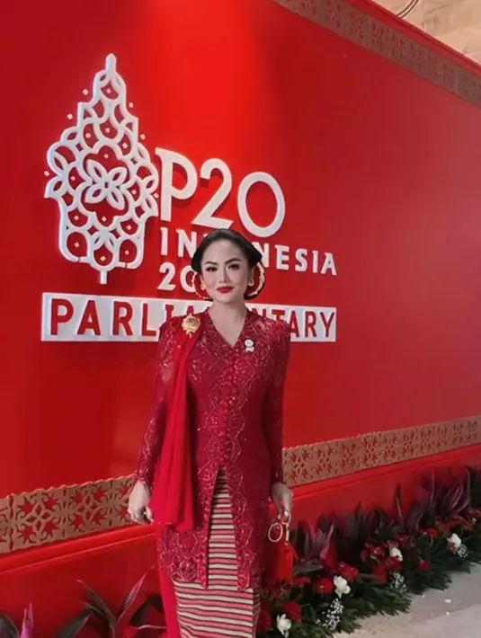 Kebaya tersebut dilengkapi dengan selendang warna senada yang disematkan di bahu kanan dengan bros dan pin kecil berlogo DPR Ri di dada kiri. (Foto:Instagram/krisdayantilemos).