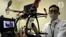 Peneliti LIPI Dr. Edi Kurniawan menunjukkan drone physical distancing di Puspitek Serpong, Banten, Senin (26/10/2020). Drone dengan perangkat software khusus tersebut mampu mendeteksi kerumunan saat musim kampanye Pilkada maupun untuk mencegah penyebaran COVID-19. (merdeka.com/Dwi Narwoko)