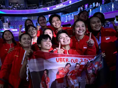 Tim Uber Indonesia melakukan selebrasi setelah menang melawan Korea Selatan dalam pertandingan semifinal tunggal putri di turnamen bulu tangkis Piala Thomas dan Uber di Chengdu, provinsi Sichuan, China, 4 Mei 2024. (WANG Zhao/AFP)