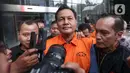 Bupati Muara Enim, Edison, berjalan meninggalkan gedung Merah Putih Komisi Pemberantasan Korupsi (KPK) usai menjalani pemeriksaan, Jakarta, Selasa (9/6/2026). (Liputan6.com/Helmi Fithriansyah)