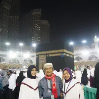 Anisa Rahma bersama kedua orangtuanya saat umrah. (Instagram/anisarahma_12)