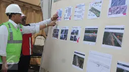 Menhub Budi Karya Sumadi melihat dokumentasi pekerjaan LRT rute Cawang-Cibubur di tol Jagorawi Km 13, Jakarta, Minggu (8/1). Ini merupakan proyek kereta ringan LRT untuk Jakarta, Bogor, Depok, Tangerang dan Bekasi. (Liputan6.com/Helmi Afandi)