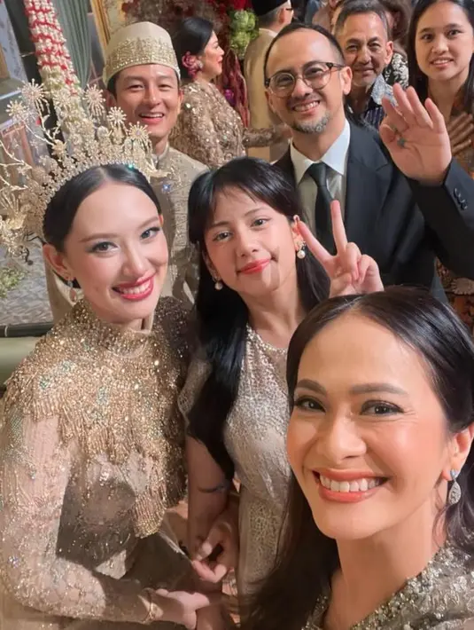 Resepsi pernikahan pembalap Rio Haryanto dan Athina yang digelar pada Jumat (6/12/2024) di Jakarta menjadi momen istimewa yang dihadiri sejumlah artis dan tokoh publik ternama. [@ersamayori].