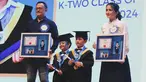 Kadek Devi yang dulu dijuluki sebagai ratu FTV sudah jarang tampil di layar kaca sejak dinikahi seorang Perwira Polisi bernama Dewa Yoga. Dari pernikahan tersebut, Kadek dikaruniai dua anak laki-laki kembar yang kini sudah lulus TK. Momen wisuda itu diunggah lewat Instagram sang suami. (Liputan6.com/IG/@dewayoga_07)