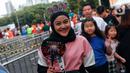 Seorang penggemar Westlife berpose saat tiba untuk menonton konser bertajuk 'The Wild Dreams Tour 2023' di kawasan Stadion Utama Gelora Bung Karno Sabtu (11/2/2023). Penampilan Westlife menjadi penantian penggemar yang datang dari berbagai daerah. Bahkan, sebagian penggemar juga datang dari sejumlah kota di luar Jabodetabek. (Liputan6.com/Angga Yuniar)