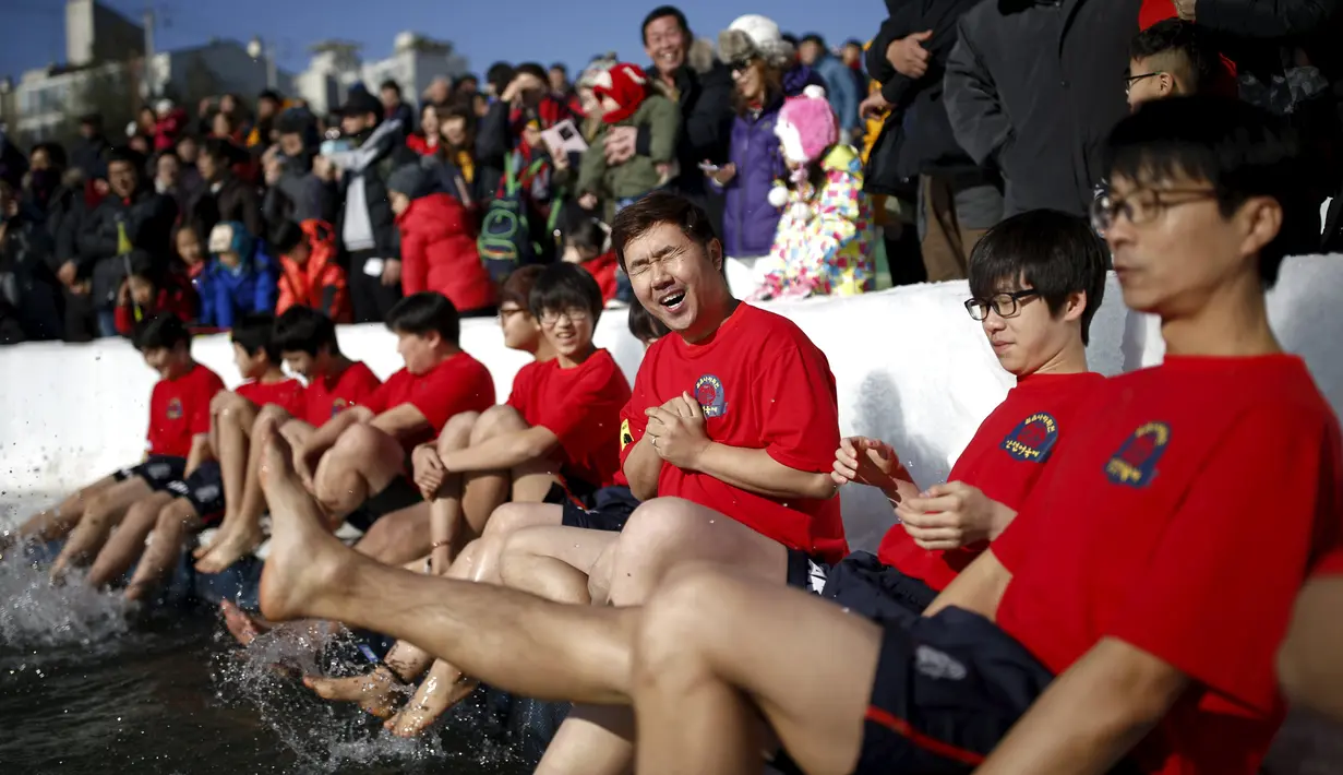 Sejumlah peserta saat bermain air dingin dalam acara Festival Es di sungai beku di Hwacheon, selatan dari zona demiliterisasi (DMZ) yang memisahkan dua Korea, (9/1/2016). (REUTERS/Kim Hong-Ji)