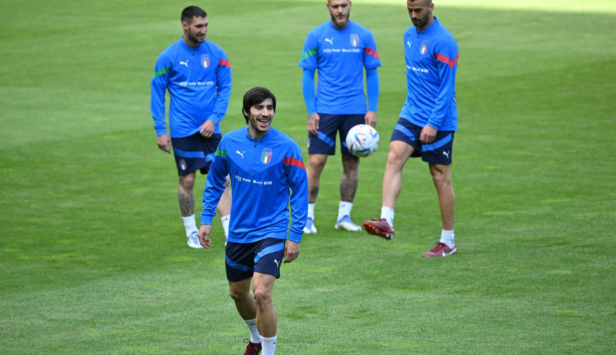Gelandang Italia Sandro Tonali (depan) menghadiri sesi latihan tim nasional di Moenchengladbach, Jerman barat, Senin (13/6/2022). Jerman dan Italia akan kembali duel pada matchday 4 Grup 3 UEFA Nations League A 2022/2023 di Borussia-Park, Rabu 15 Juni 2022 dini hari WIB. (Ina FASSBENDER / AFP)