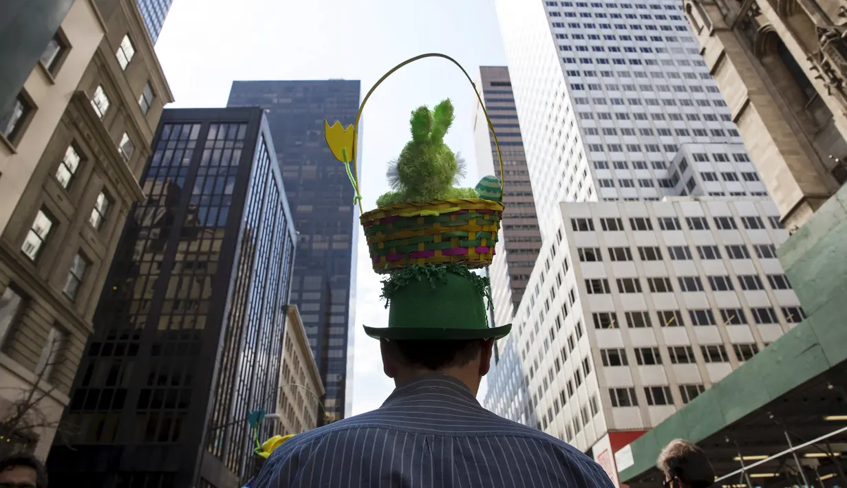 Seorang pria mengenakan topi berbentuk keranjang kaktus saat menghadiri Parade Paskah dan Festival Bonnet di New York City, Minggu (5/6/2015). (Reuters / Eric Thayer)