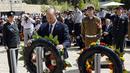 <p>Perdana Menteri Israel Naftali Bennett memberikan penghormatan saat upacara peletakan karangan bunga menandai Hari Peringatan Holocaust di Warsaw Ghetto Square, Yad Vashem, Yerusalem, Israel, 28 April 2022. (Amir Cohen/Pool Photo via AP)</p>