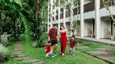 Potret kebersamaan Ardina Rasti dan Arie Andika penuh kehangatan. Rasti dan Arie Andika memang sering bagikan momen bareng keluarga kecilnya di Instagram. Melihat foto tersebut, netizen mendoakan rumah tangga pasangan ini selalu harmonis. Suasana penginapannya yang asri menambah kehangatan dan membuat hasil fotonya menjadi estetik. (Liputan6.com/IG@arieandika10)