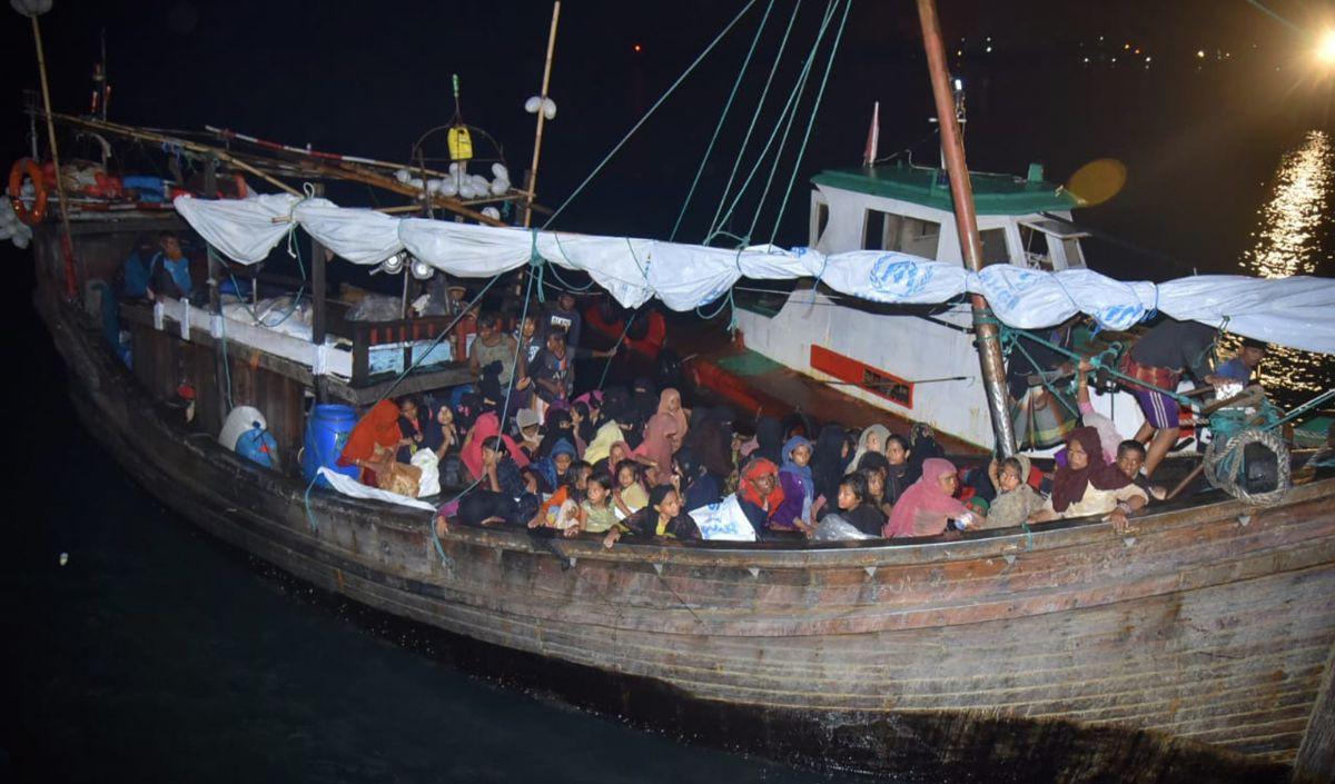 Andri memerinci 51 orang etnis Rohingya itu terdiri dari 42 laki-laki, 3 perempuan, dan 6 anak-anak.