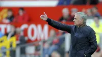 Manajer Manchester United, Jose Mourinho, memberikan jaminan soal masa depan Marouane Fellaini.  (AP Photo/Rui Vieira)