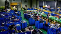 Industri fesyen juga tidak terlepas dari isu lingkungan yang disebabkan fast fashion, pakaian bekas, dan limbah industri. (ANTHONY WALLACE/AFP)