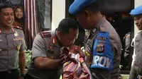 Kapolri mencium kening bayi Muhammad Tito Karnavian putra asuh Brigadir Nur Ali di Yayasan Bumi Damai. (KRJogja.com/Yudho P)